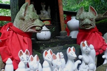 佐助稲荷神社の狐の像