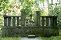 葛原岡神社の日野俊基の墓