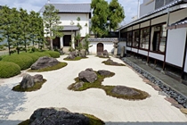 妙蓮寺の十六羅漢石庭