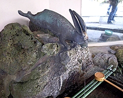 宇治神社の兎の像