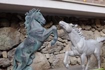 貴船神社の馬の像
